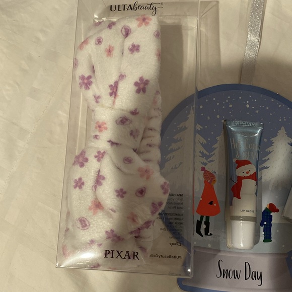 Beautiful Santa gift bag with items - Picture 5 of 5